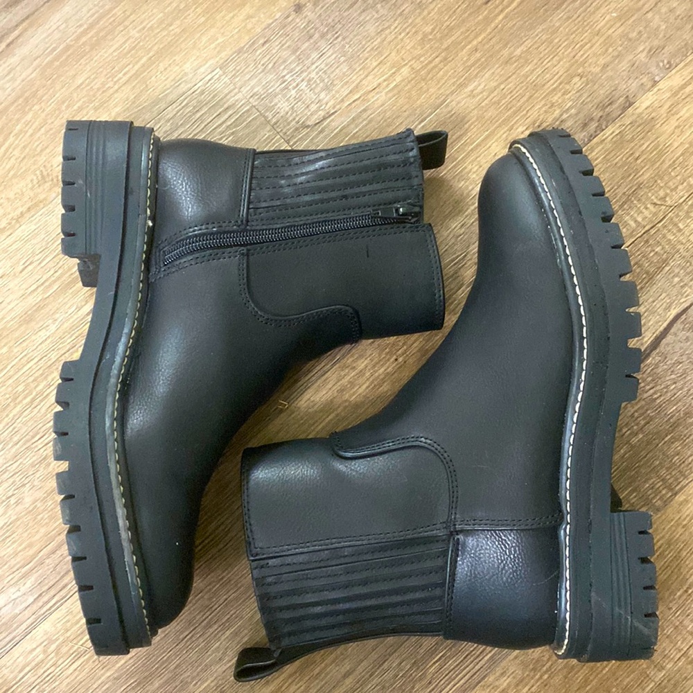 Black lug sole Chelsea boots 7